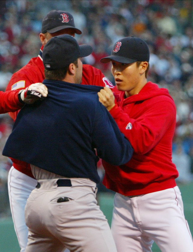 竖中指打架丢护照错过比赛39岁金炳贤在离开棒球两年后回归