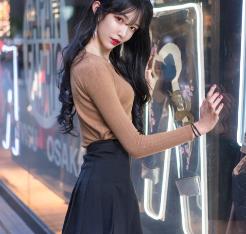 女装大佬艾比跳舞,这舞姿不比泫雅差,网友:这确定是个男的?