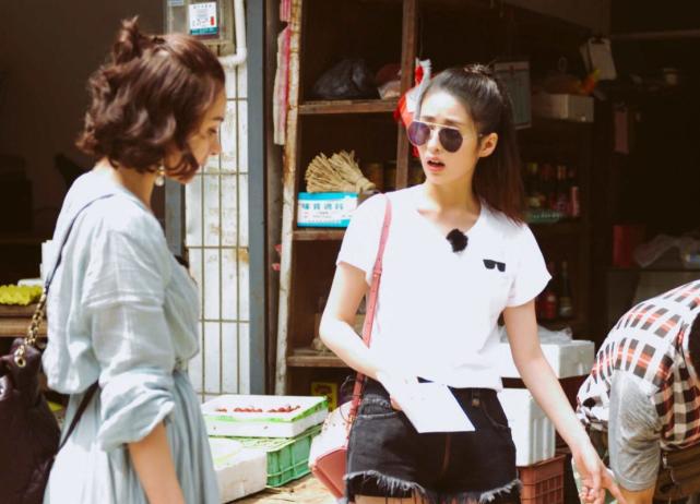 颖儿程莉莎同打一把伞,下楼梯的这一举动,网友:人品一目了然!