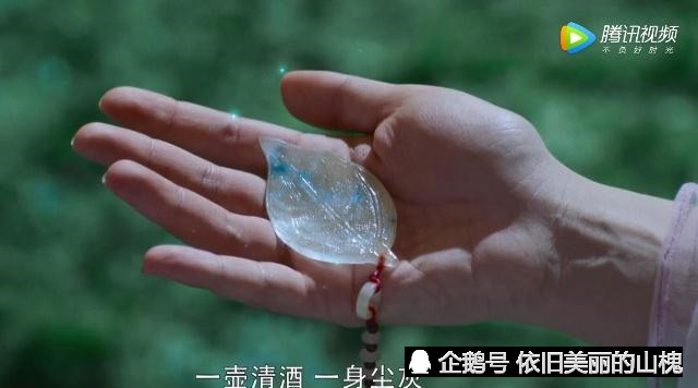 天帝送给荼姚和簌离一人一串的灵火珠,貌似蕴含了无边的法力,一颗红色