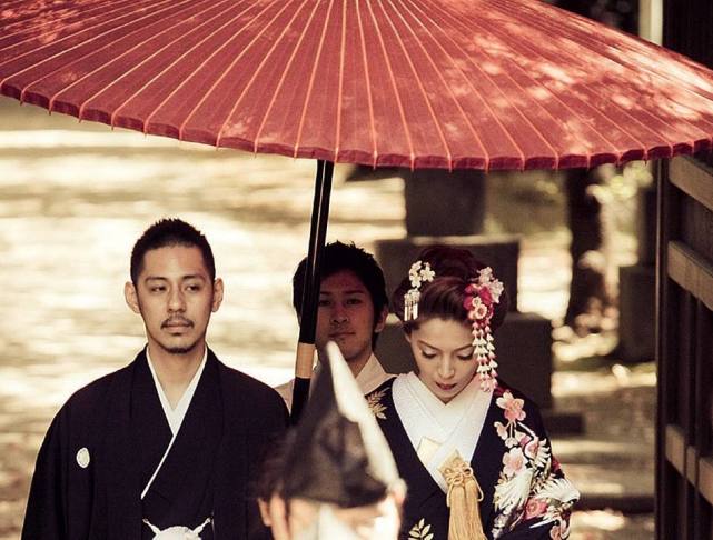 日本人结婚 女性在结婚前要去专门礼仪培训班学习 特别是礼数 结婚 日本 新娘 婚礼 和服 奏上