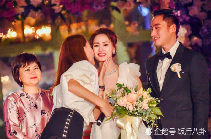 阿娇与老公现身好友婚宴送现金,赖弘国手上的