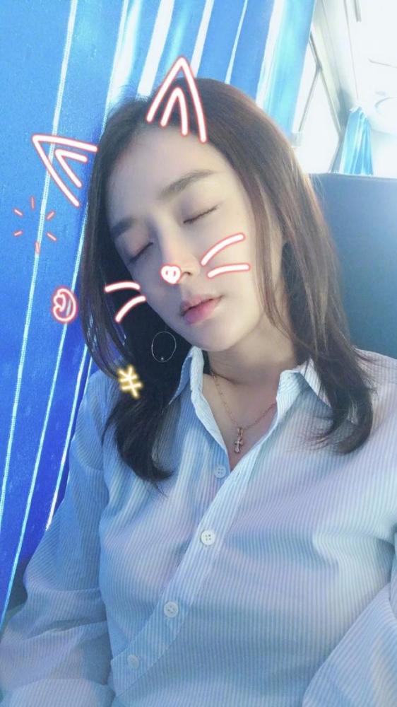 明星睡觉被偷拍,刘亦菲像仙女,千玺害羞,她让人心疼!