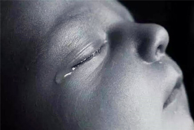 怀孕7个月胎儿被引产,宝宝出来拳头紧握,仔细