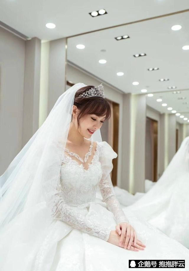 唐嫣试穿婚纱照曝光 满脸笑容似公主般华丽