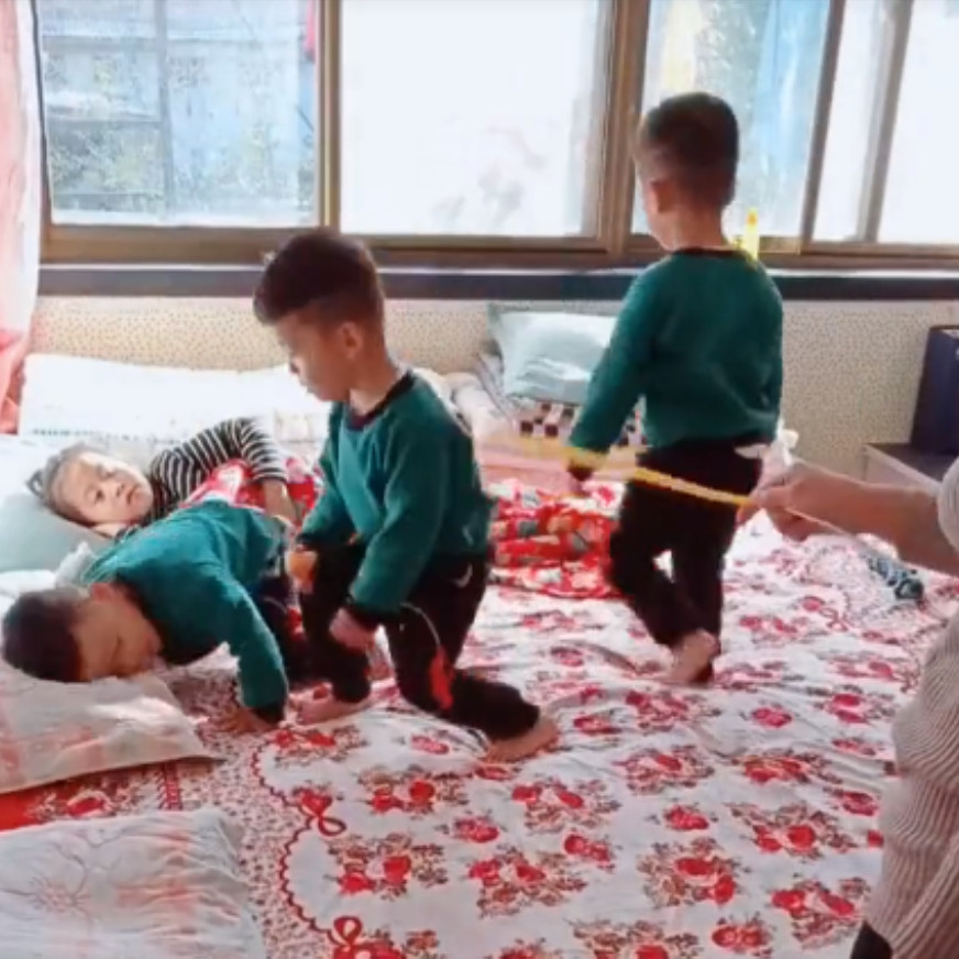 姐姐哄三胞胎弟弟睡觉,弟弟们不睡,妈妈拿来这