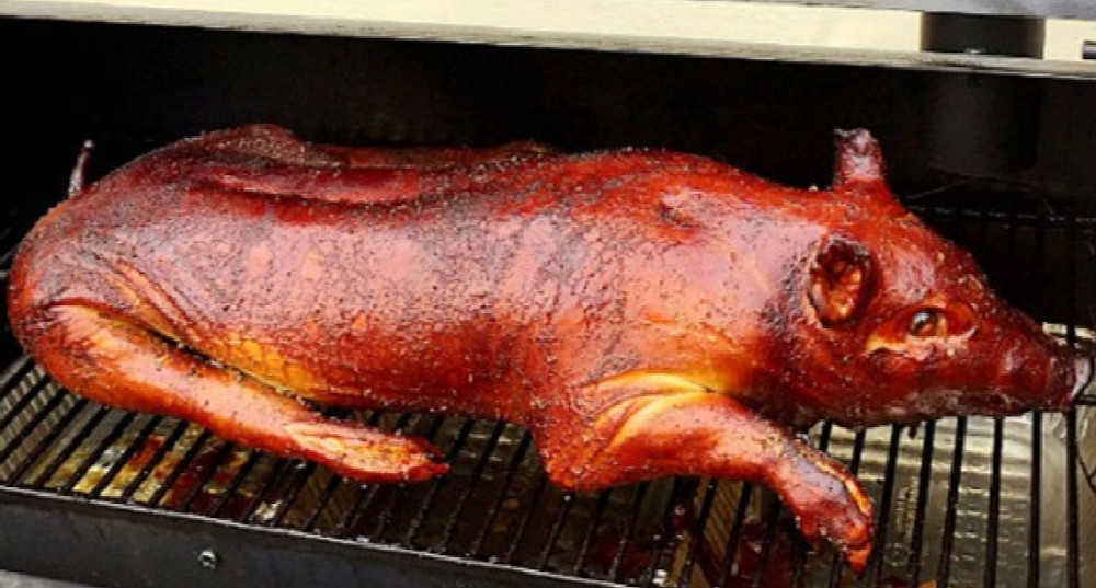 老外街头碳烤野猪,色泽金黄诱人,网友却说有野性?