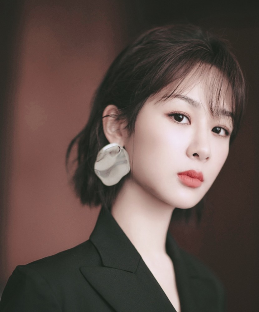 杨紫长发和短发差距真大,短发造型凹出瓜子脸