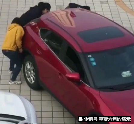 女司机开车倒不进车位,她想的办法火遍网络