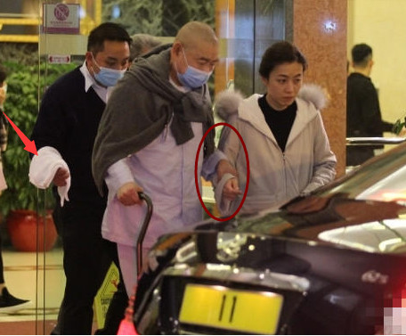 67岁刘銮雄携妻子甘比久违现身,扔掉拐杖的大