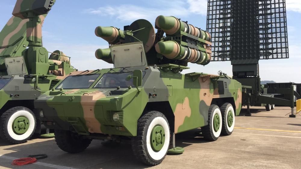 实战性能对比30架阿帕奇来袭30辆红旗7防空车能抗得住吗