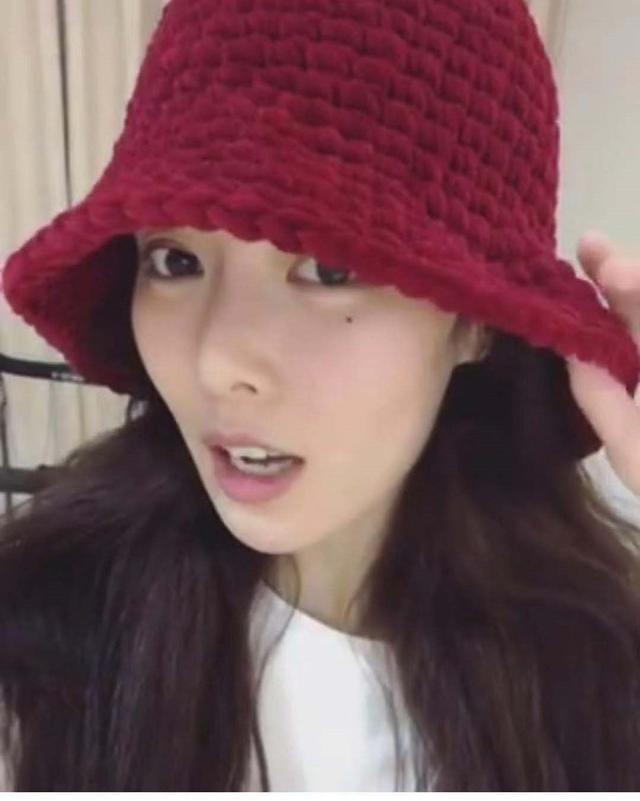 金泫雅晒素颜自拍甜笑撒娇 皮肤白嫩清纯动人