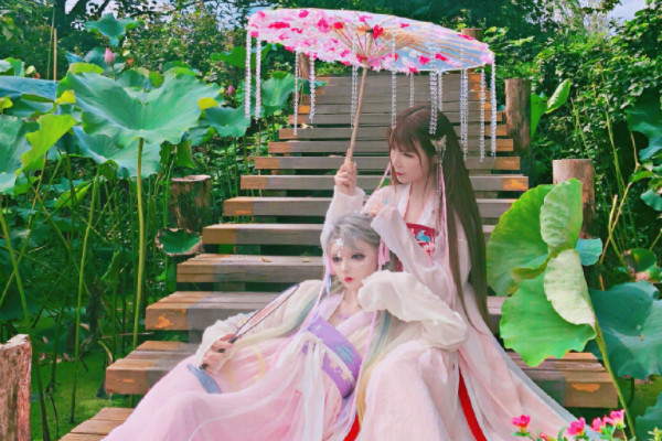 迪丽拉与李洛洛演绎"时装秀",这一细节遭吐槽:塑料姐妹花?