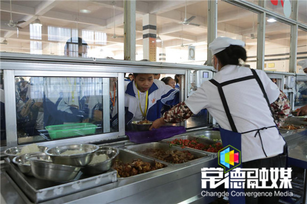 桃源一中学食堂坚持不盈利为每位学生返充百元伙食费