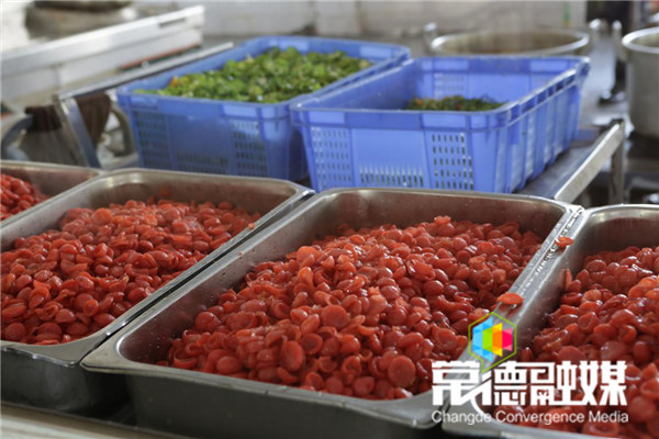 桃源一中学食堂坚持不盈利为每位学生返充百元伙食费