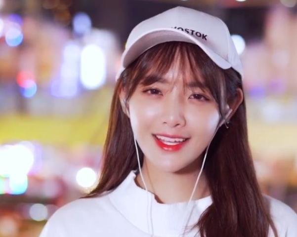 抖音兔子牙走红后,被路人偶遇拍照,真实颜值竟