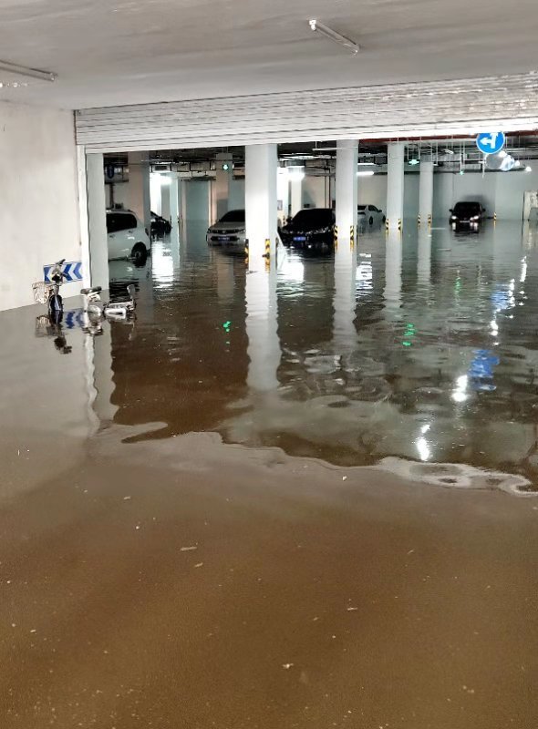 郑州一小区地下车库成河10余辆车遭淹