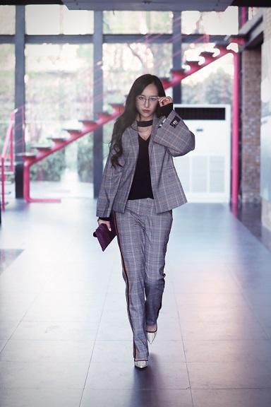 演员刘思梦亮相时装周,格纹西服彰显御姐霸道范!