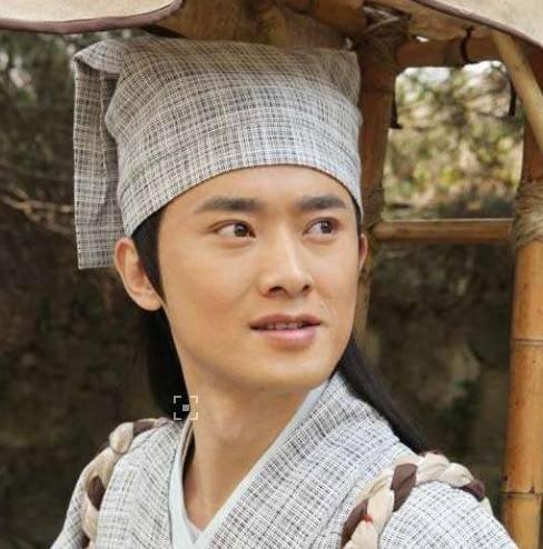 在2001年任泉参演了古装剧少年包青天二,在剧中他饰演的公孙策深受