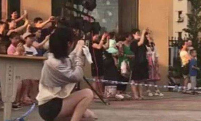 抖音最美幼师火了,穿超短裙蹲下的一瞬间,网友