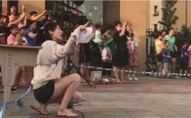 抖音最美幼师火了,穿超短裙蹲下的一瞬间,网友