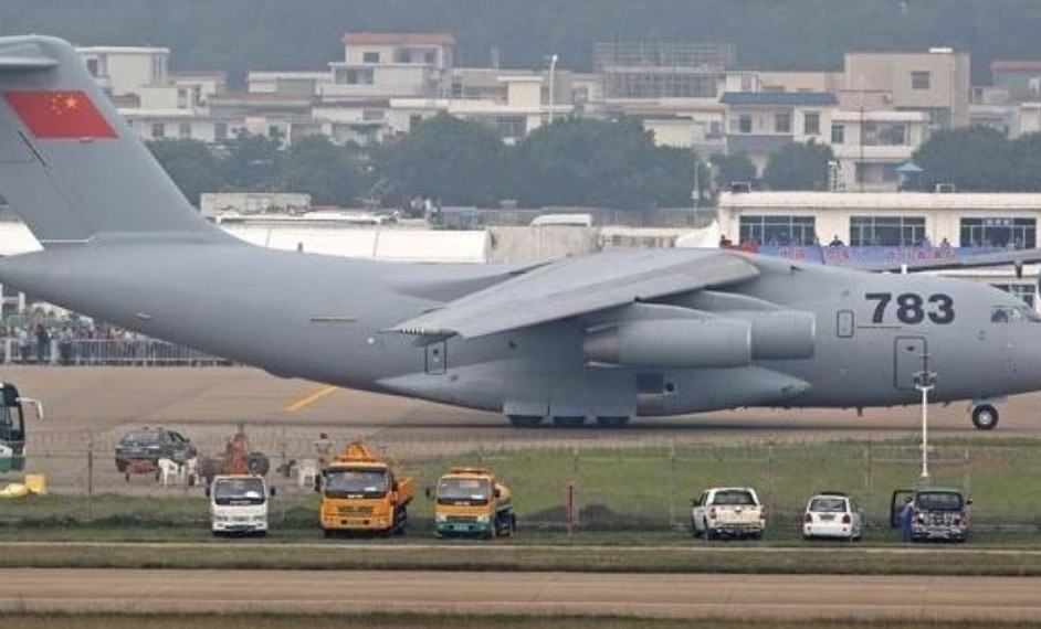 大飞机究竟有多大?照片可能看不明显,实际上足球场都容纳不下