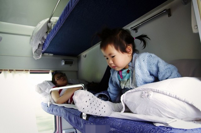 火车上你的下铺被别人占了,你让吗?网友:道德绑架的帐我不买