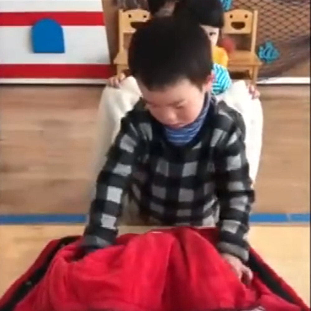 幼儿园老师教孩子穿衣的方法,孩子们从此爱上