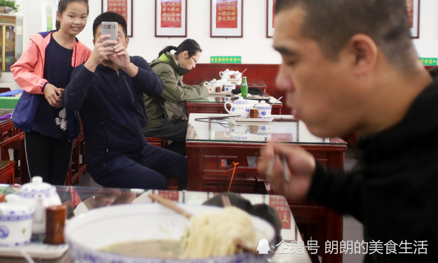 碗拉面,用三双筷子吃,吃到一半连喊:吃的想吐了