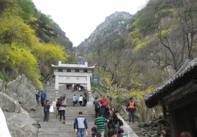 泰山有块石碑,上面刻着奇怪的两字,很少人