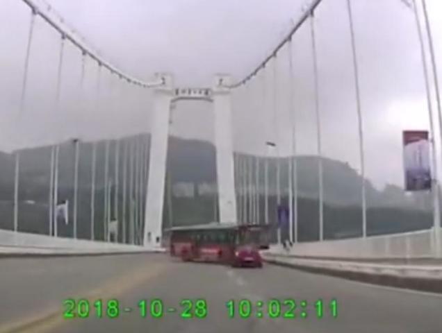 公交坠江唯一"幸存者",有幸捡回一条命,却比死了更伤心!