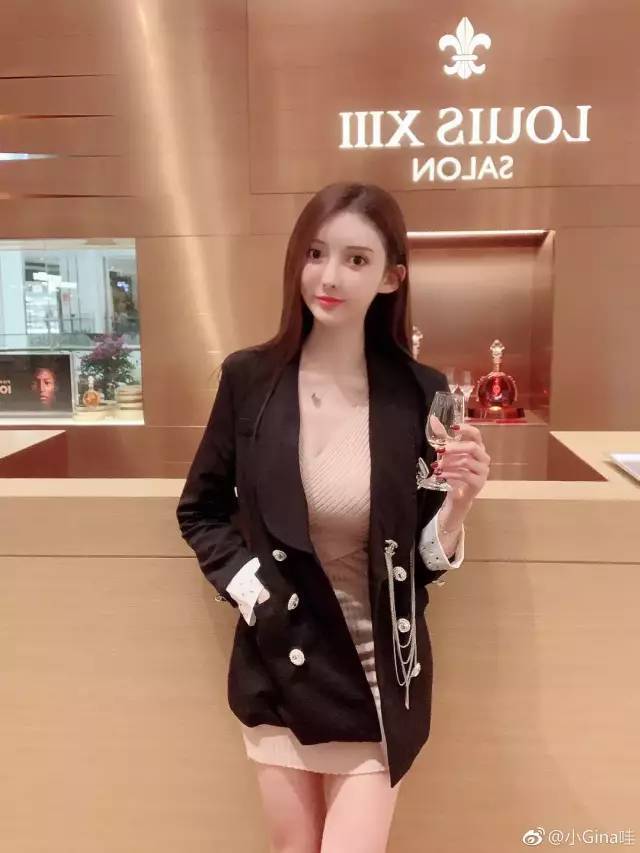 吴亦凡前女友近日生活照曝出,脸部过分精致撞脸娜扎