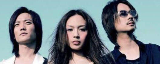 飞儿乐队主唱被踢,换新主唱后被嘲讽,网友这是哪个婚庆公司的