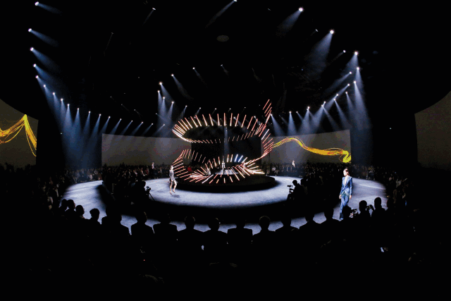 时隔5年,新疆女孩再次登上2018中国时尚大奖领奖舞台!