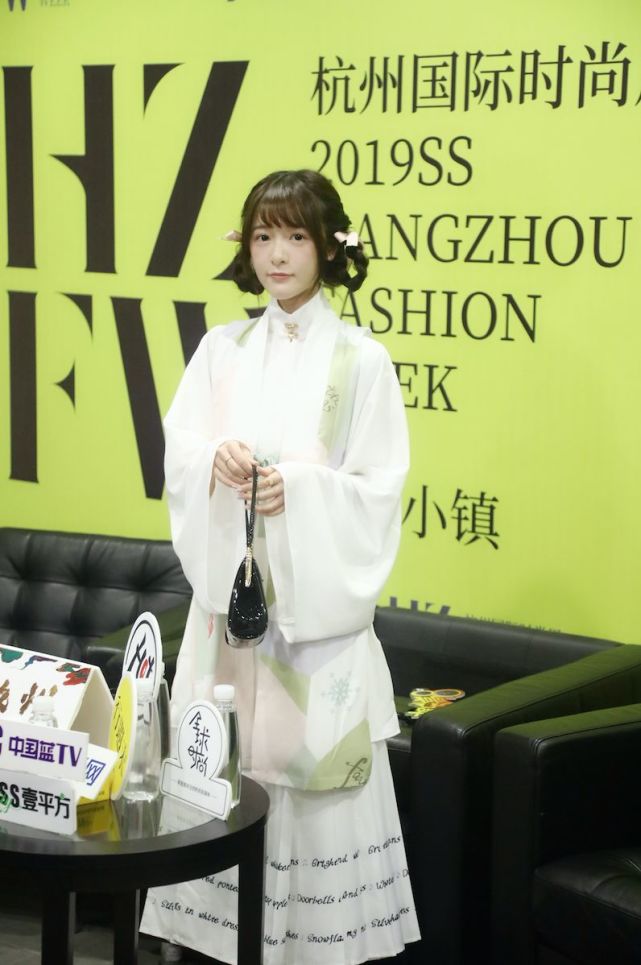 (曲夏雯)华裳九州发起人青年书法艺术家黄科本次秀典邀请了众多嘉宾