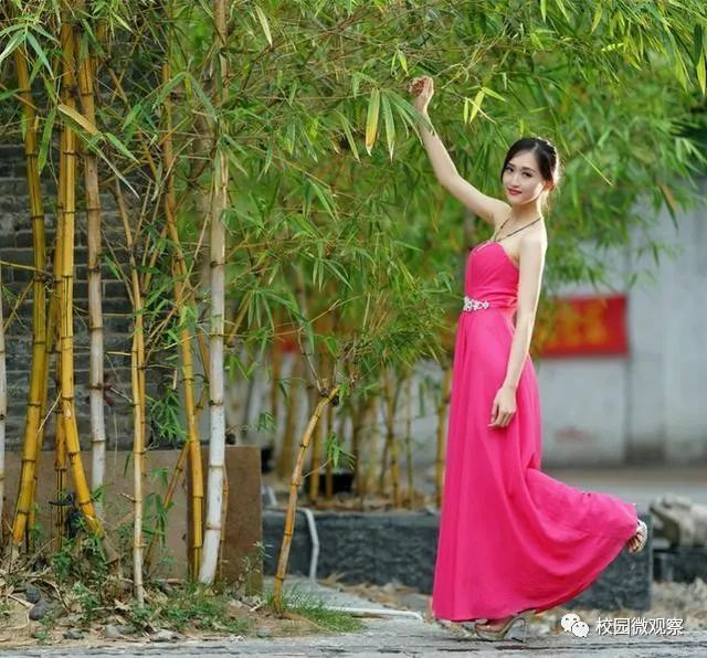 校园竹林下的红衣美人——花颜月貌