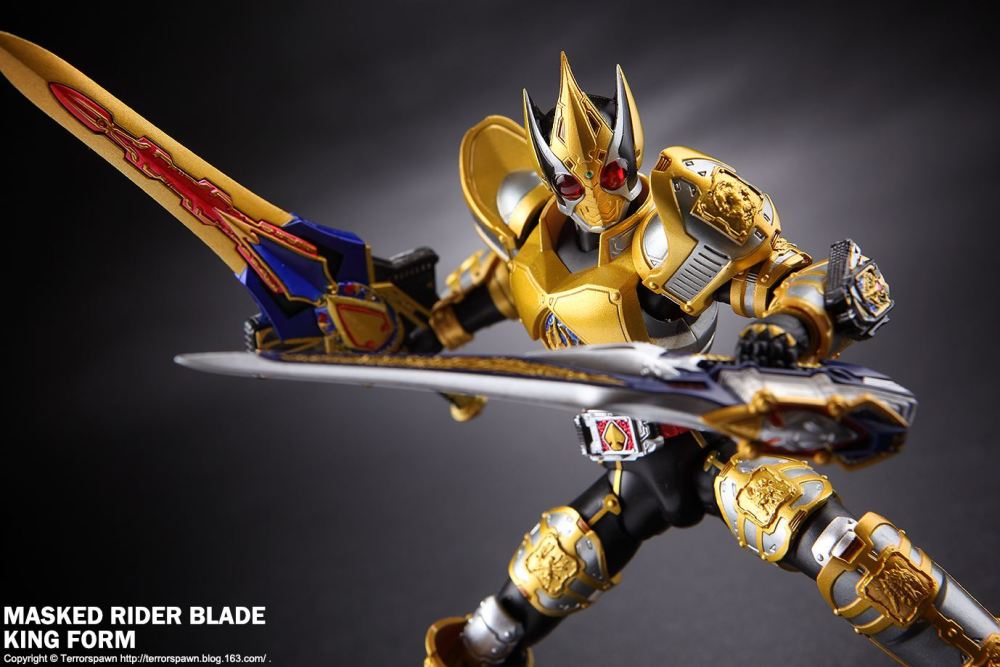 细数假面骑士里最终打基础:白沃兹被秒杀,小明被帝皇剑碾压!