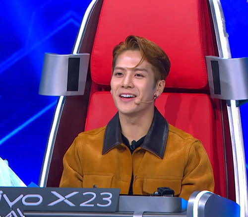 王嘉尔被讨教,有谁注意他手上戴的银色手链?