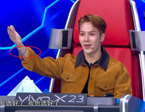 王嘉尔被讨教,有谁注意他手上戴的银色手链?