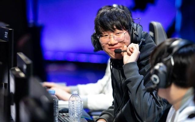 鉴于大家最近都在聊ig夺冠这件事,近日lol主播草莓也是在直播中聊起了