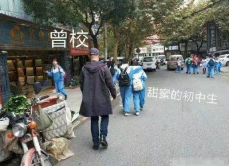 中学生"撒狗粮",却被校长一把搂住,男同学吓懵