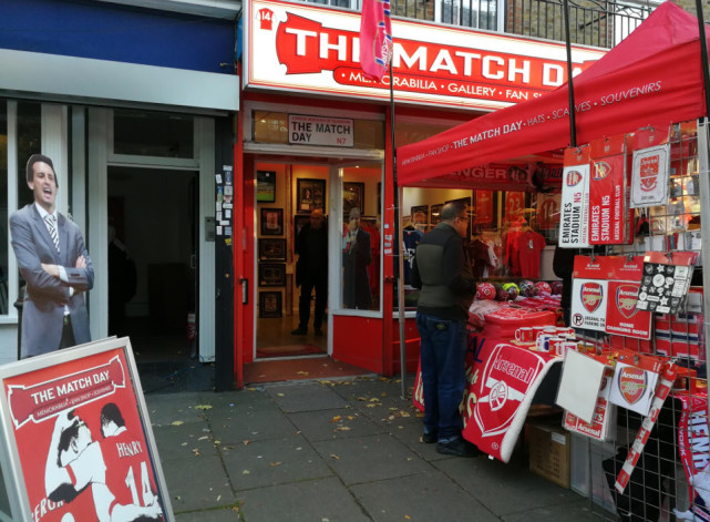 击-场边狮子吼克洛普很无奈 埃梅里蹩脚英语急