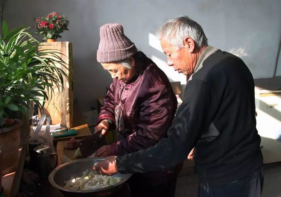 有3個兒子的空巢老人,老伴去世後,活成了村子裡的一道風景