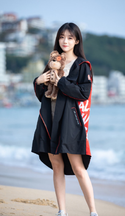 一度落泪的肉鸡也是在微博公布恋爱,女朋友就是图上的lpl官方主播小珏