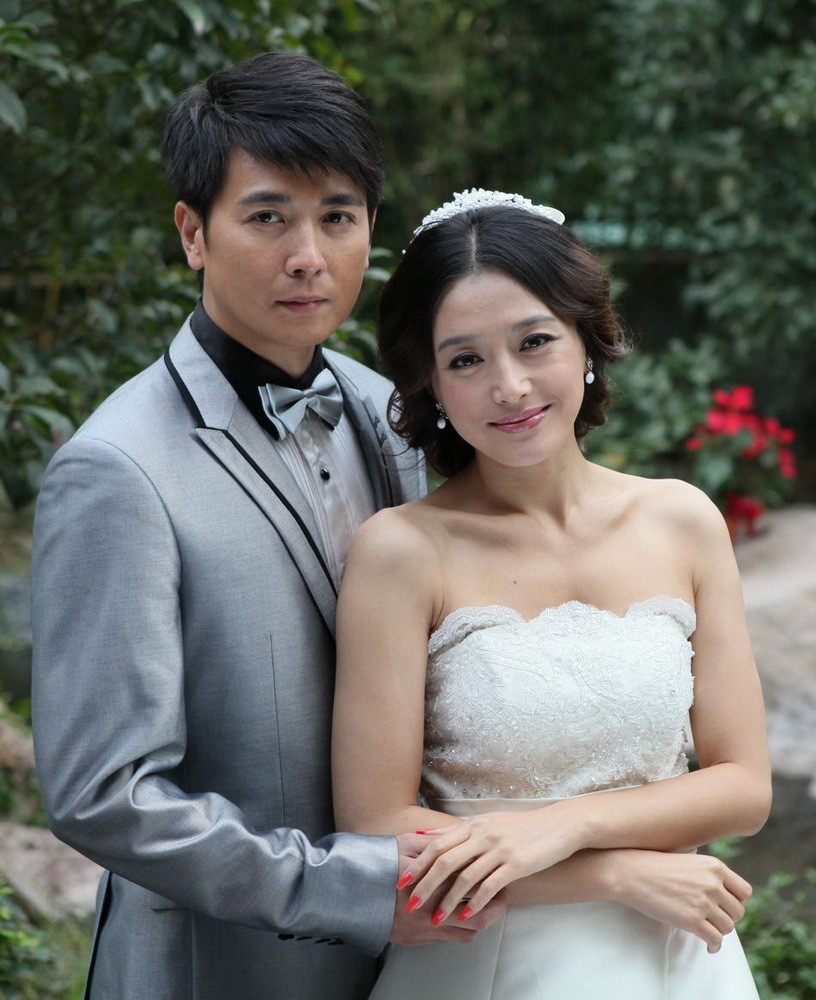 43岁保剑锋首曝老婆近照,原来他每天面对的是这样一个女人!