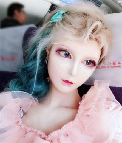 网红芭比迪丽拉被粉丝认出,有谁注意到她脚的位置,暴露人品