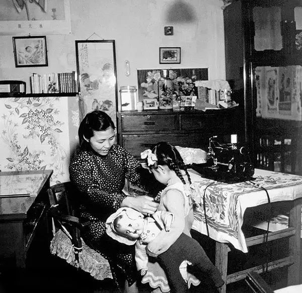 1950年代初,华东农村,一户普通农家的生活.1959年,天津,游泳去.