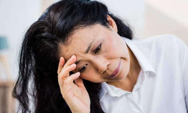 女性40岁就进入更年期 如果有这6个症状 要预防更年期综合症了