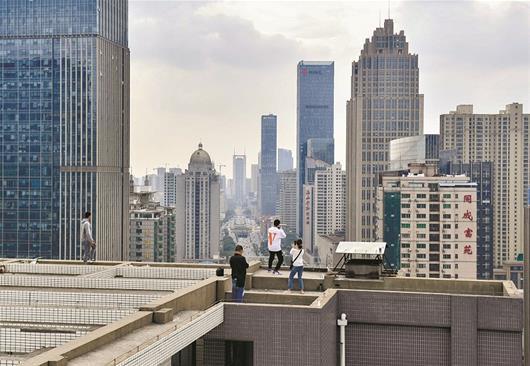 26层楼顶天台竟成网红外景地安全堪忧