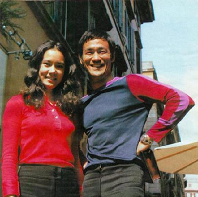 她与李小龙搭档《精武门》主角而闹出绯闻，晚年定居国外终身未嫁